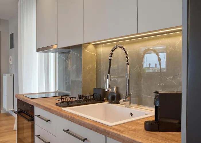 Base Apartment *